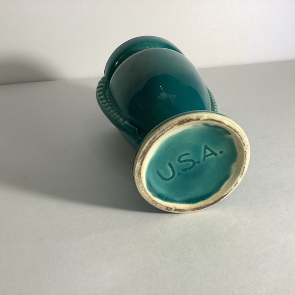 Vintage Shawnee pottery vase made in USA - Picture 4 of 7